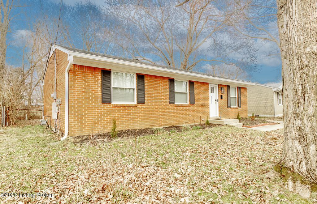 Photo of 5413 Alicante Ln, Louisville, KY 40272 (MLS # 1709951)