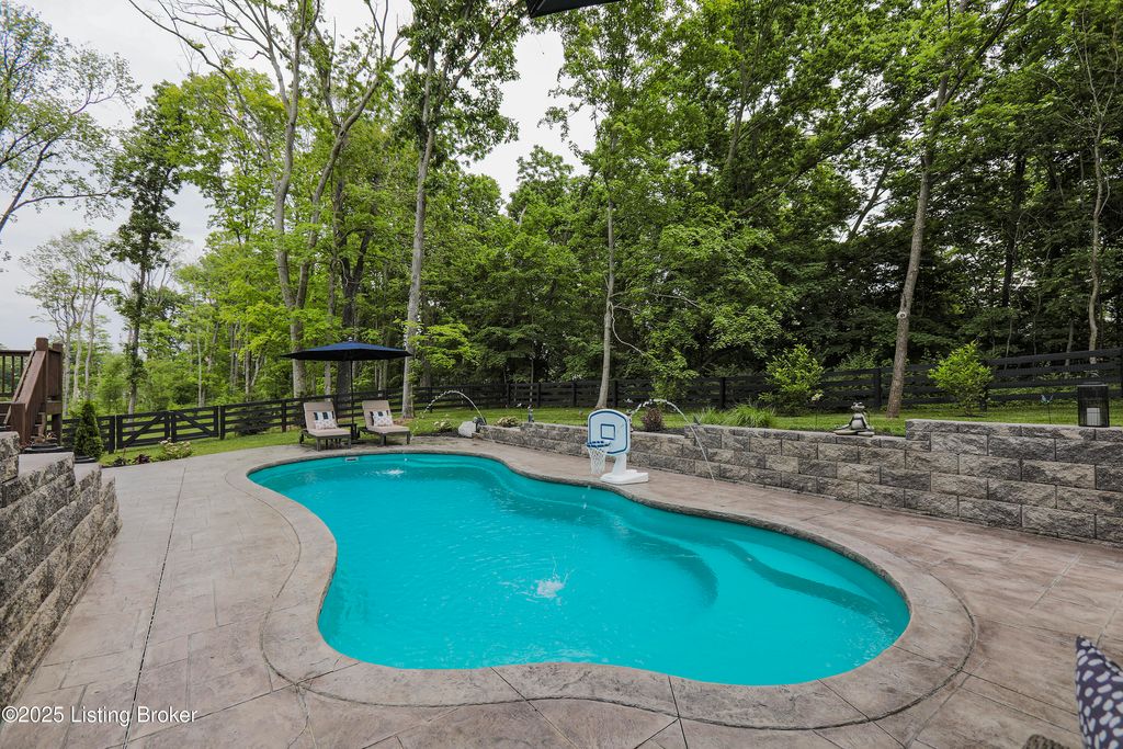 Photo of 5517 Farmhouse Dr, Crestwood, KY 40014 (MLS # 1700302)