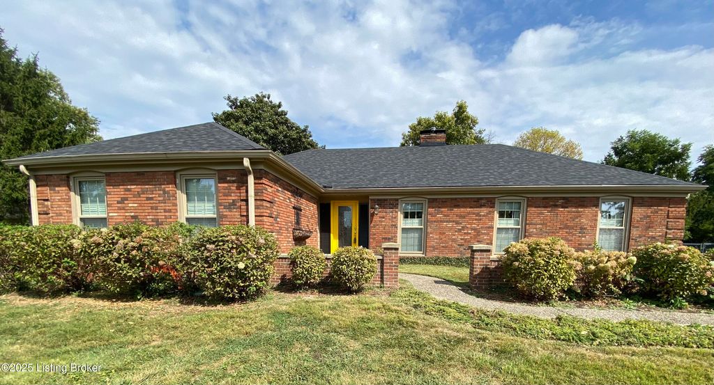 Photo of 119 McMakin Manor Mnr, La Grange, KY 40031 (MLS # 1698944)