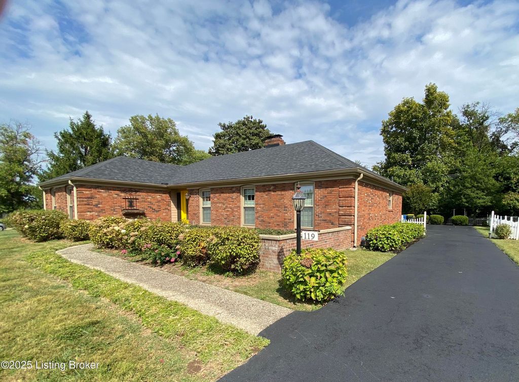 Photo of 119 McMakin Manor Mnr, La Grange, KY 40031 (MLS # 1698944)