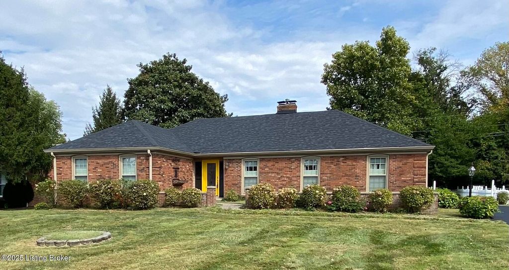 Photo of 119 McMakin Manor Mnr, La Grange, KY 40031 (MLS # 1698944)