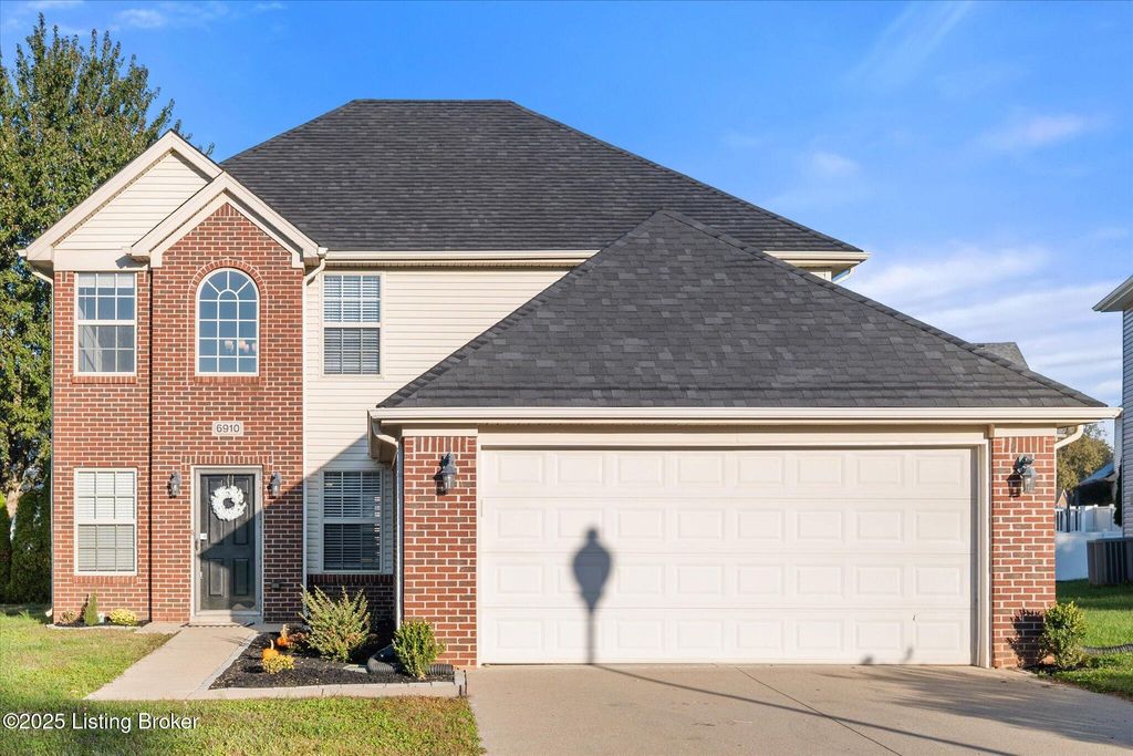 Photo of 6910 Caitlynn Way, Louisville, KY 40229 (MLS # 1703553)