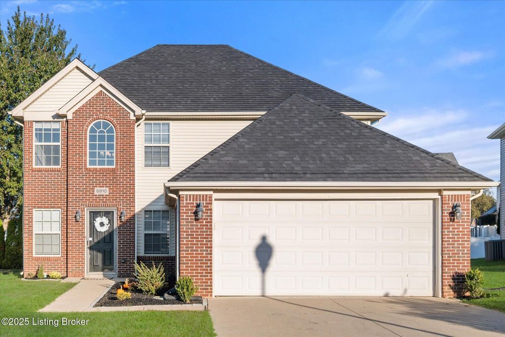 Photo of 6910 Caitlynn Way, Louisville, KY 40229 (MLS # 1703553)