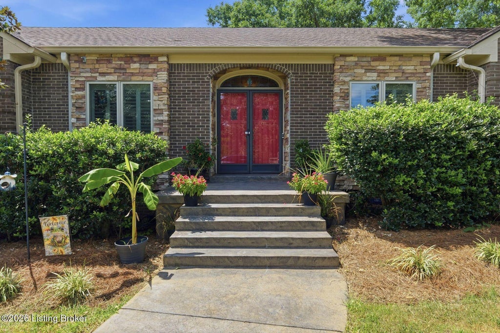 Photo of 4319 Comanche Trail, Louisville, KY 40207 (MLS # 1725663)