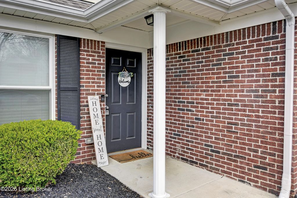 Photo of 7920 Grandmeadow Ln, Louisville, KY 40258 (MLS # 1713080)