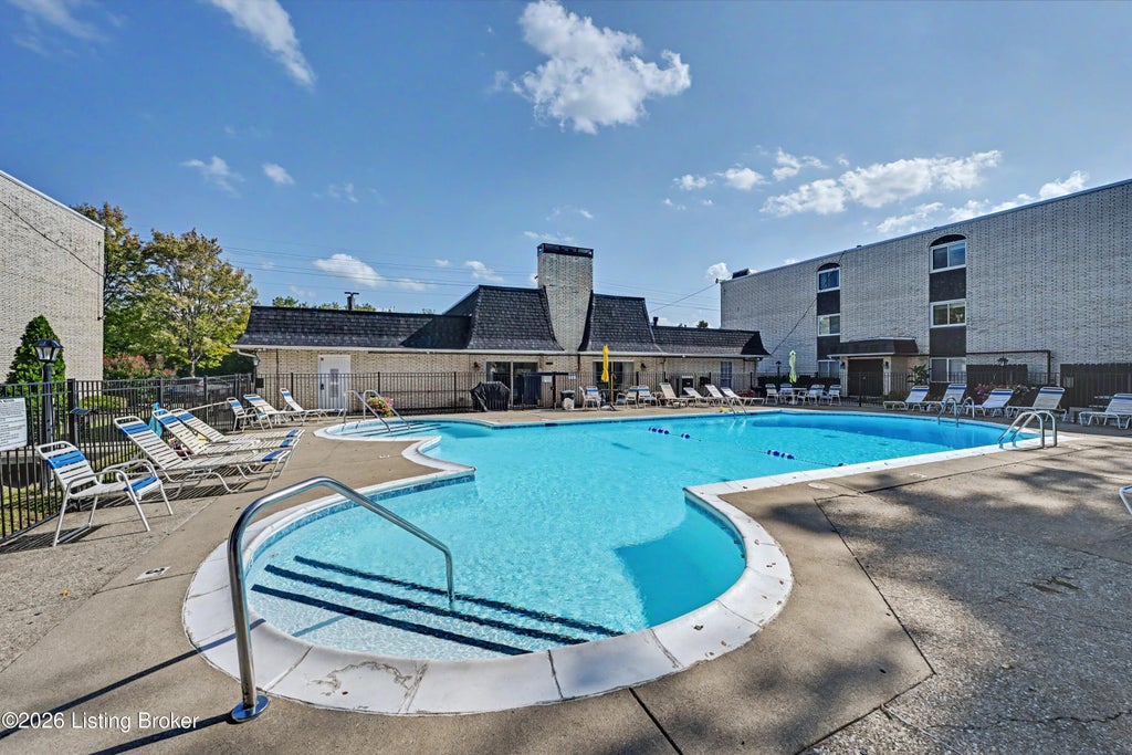 Photo of 4875 Sherburn Ln #3D, Louisville, KY 40207 (MLS # 1729179)