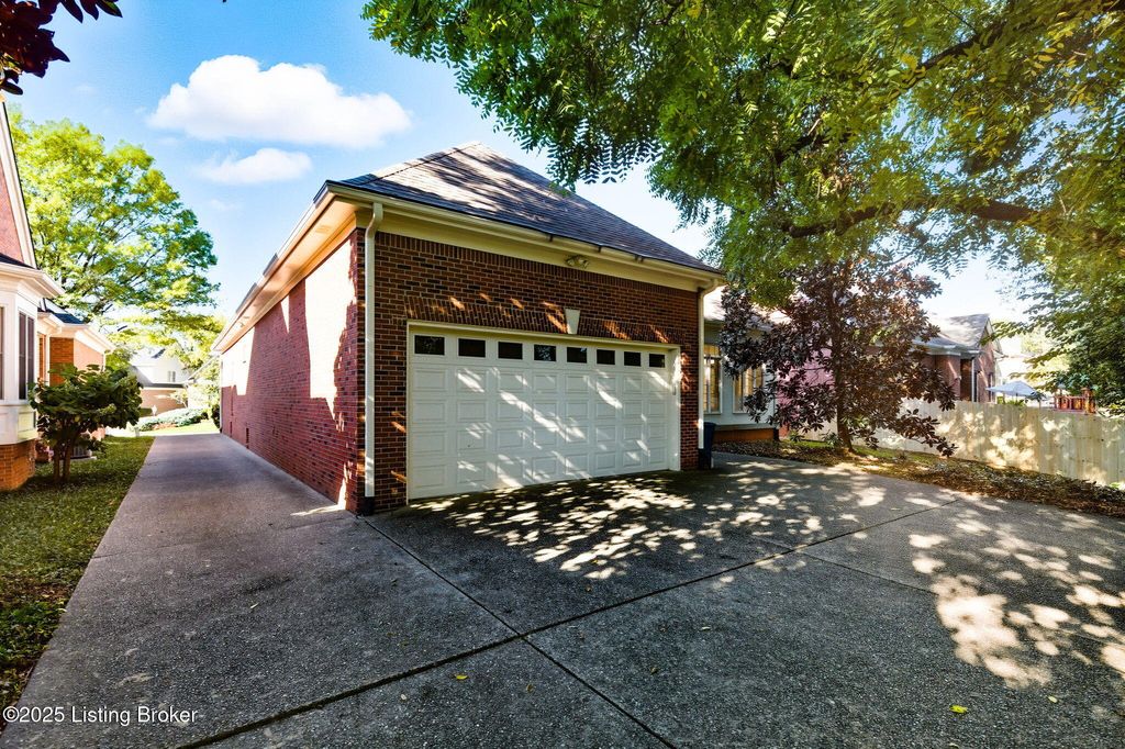 Photo of 215 Coralberry Rd, Louisville, KY 40207 (MLS # 1714650)