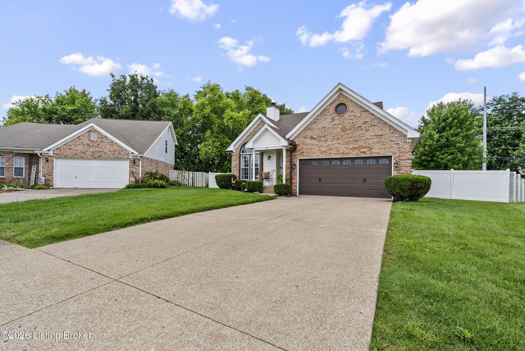 Photo of 3901 Meadow Ridge Pl, Louisville, KY 40218 (MLS # 1718775)