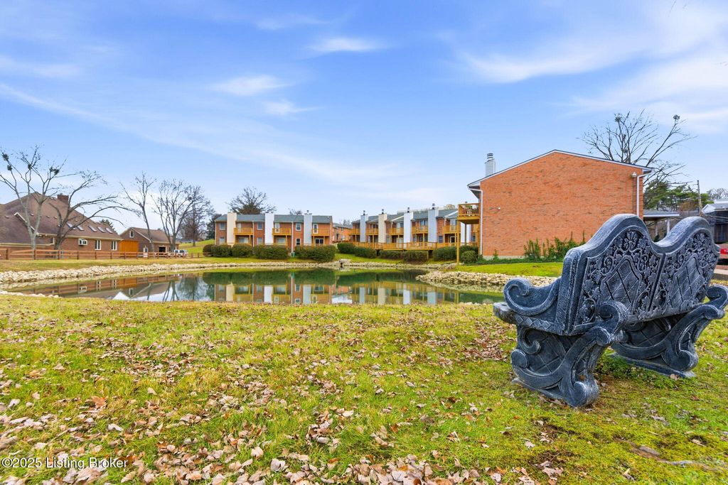 Photo of 118 Gardiner Lake Rd, Louisville, KY 40205 (MLS # 1705824)