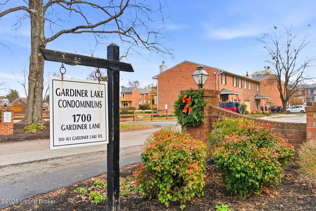 Photo of 118 Gardiner Lake Rd, Louisville, KY 40205 (MLS # 1705824)