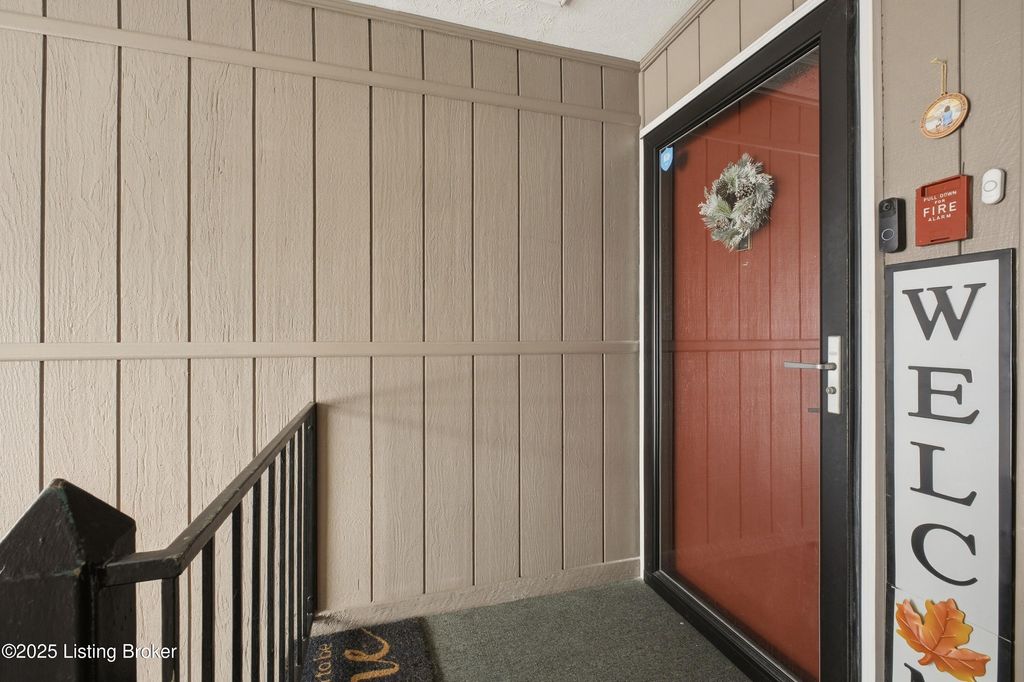 Photo of 5 Lakeshore Dr, Clarksville, IN 47129 (MLS # 1704761)