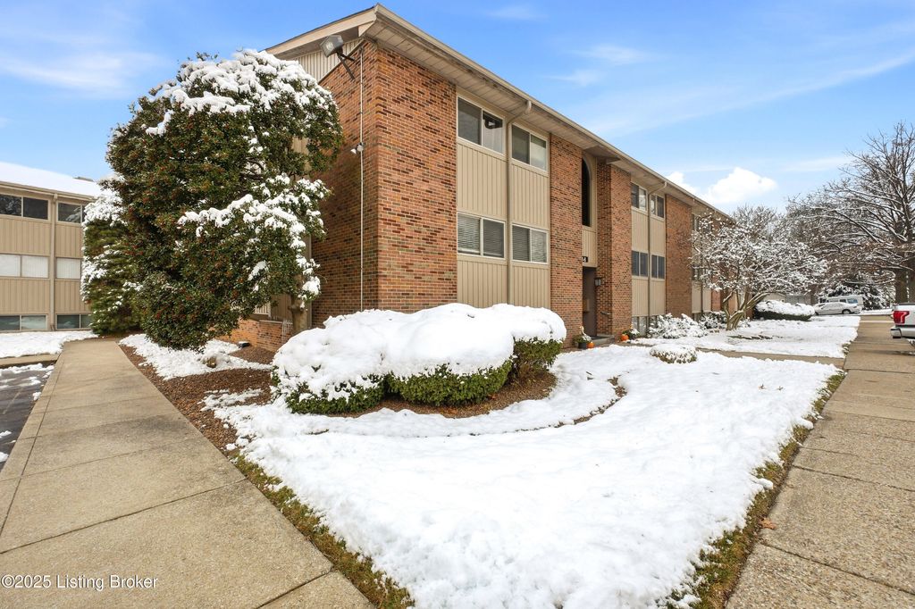 Photo of 5 Lakeshore Dr, Clarksville, IN 47129 (MLS # 1704761)