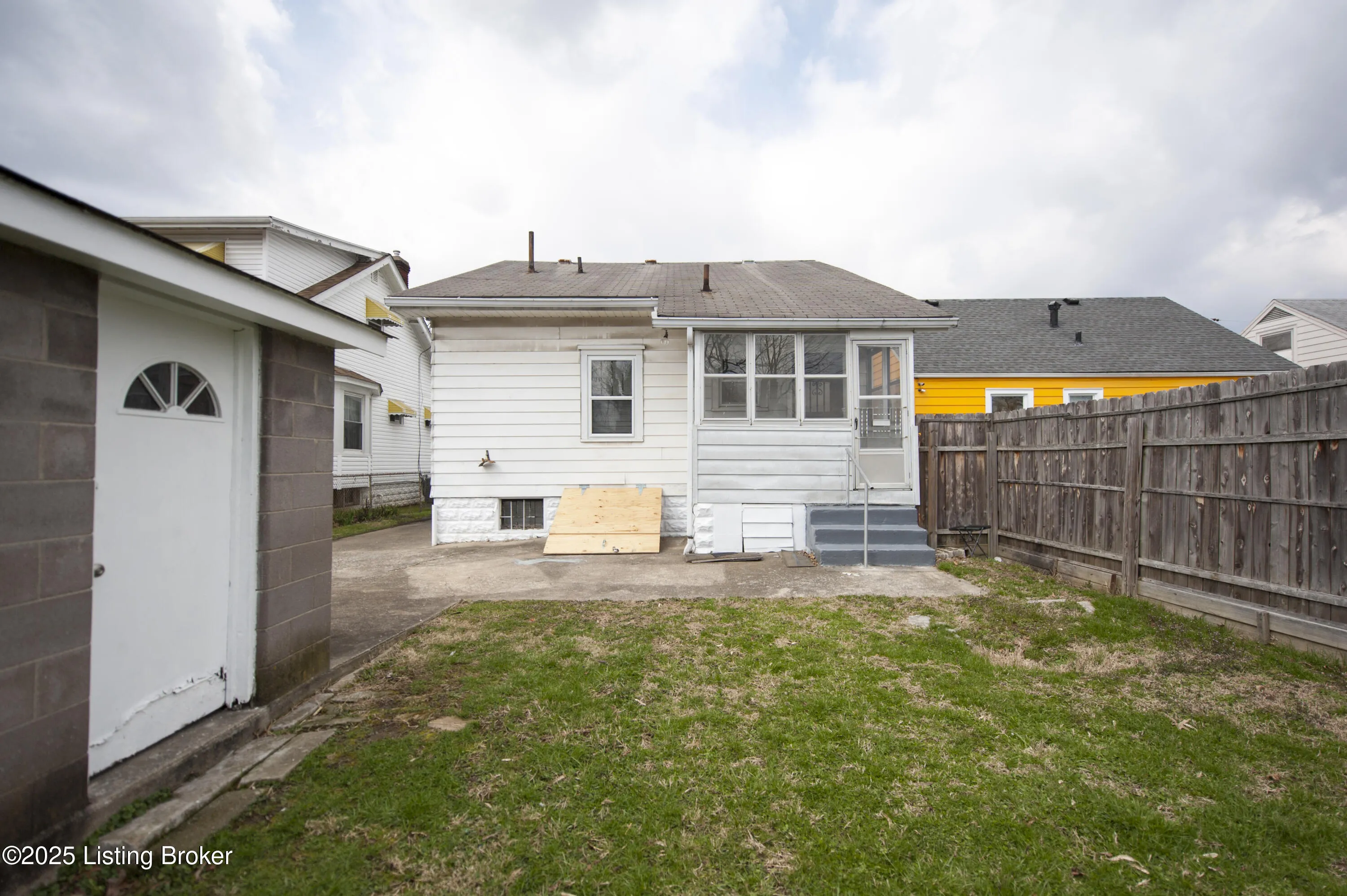 Louisville, Kentucky 40211, United States, 3 Bedrooms Bedrooms, ,2 BathroomsBathrooms,Residential,Active,95728