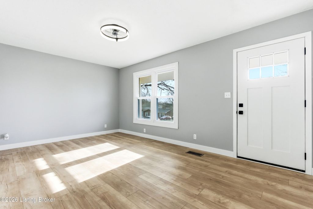 Photo of 1005 E Mailback Way, Crestwood, KY 40014 (MLS # 1706717)