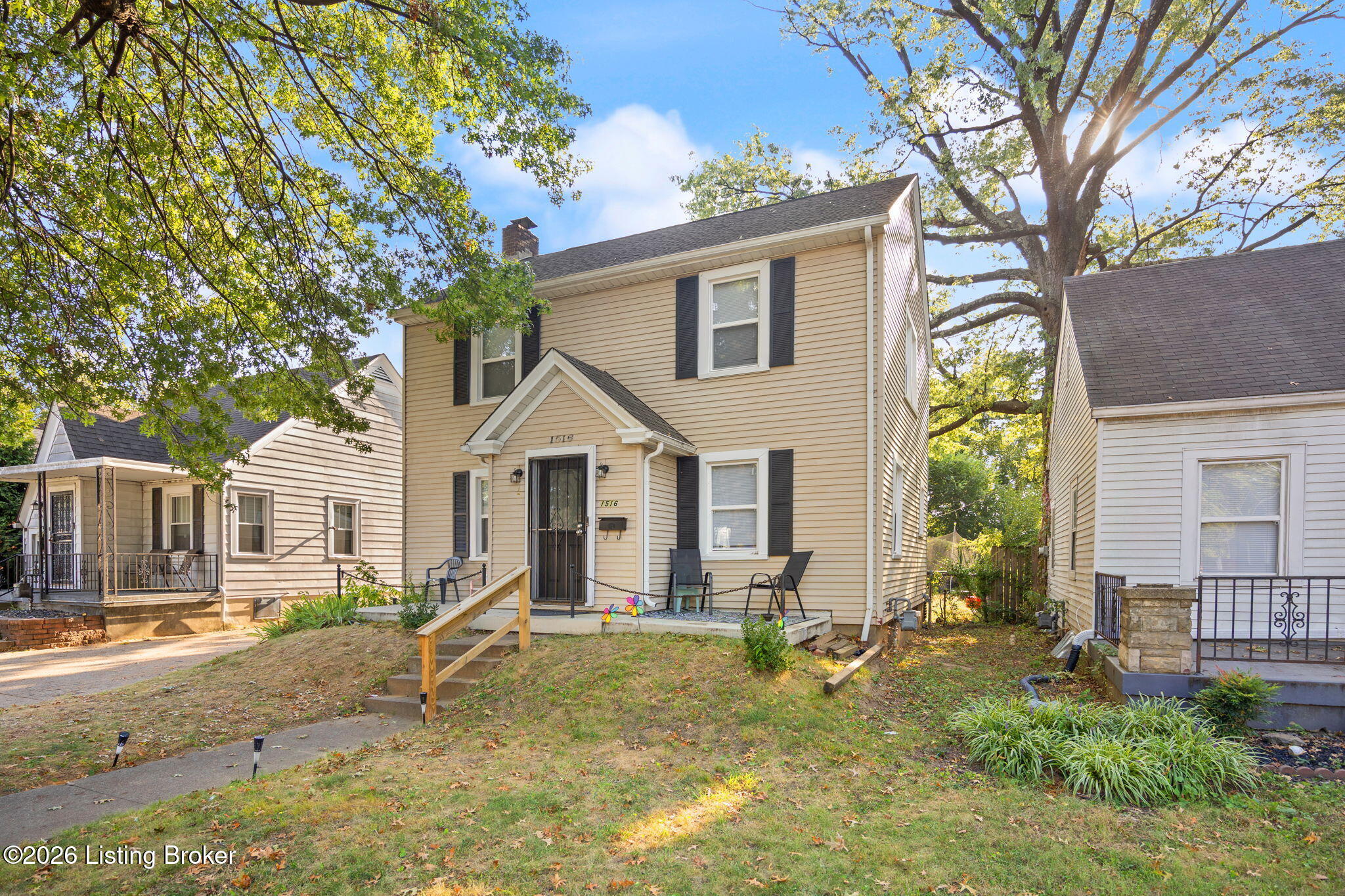 1516 Larchmont Ave