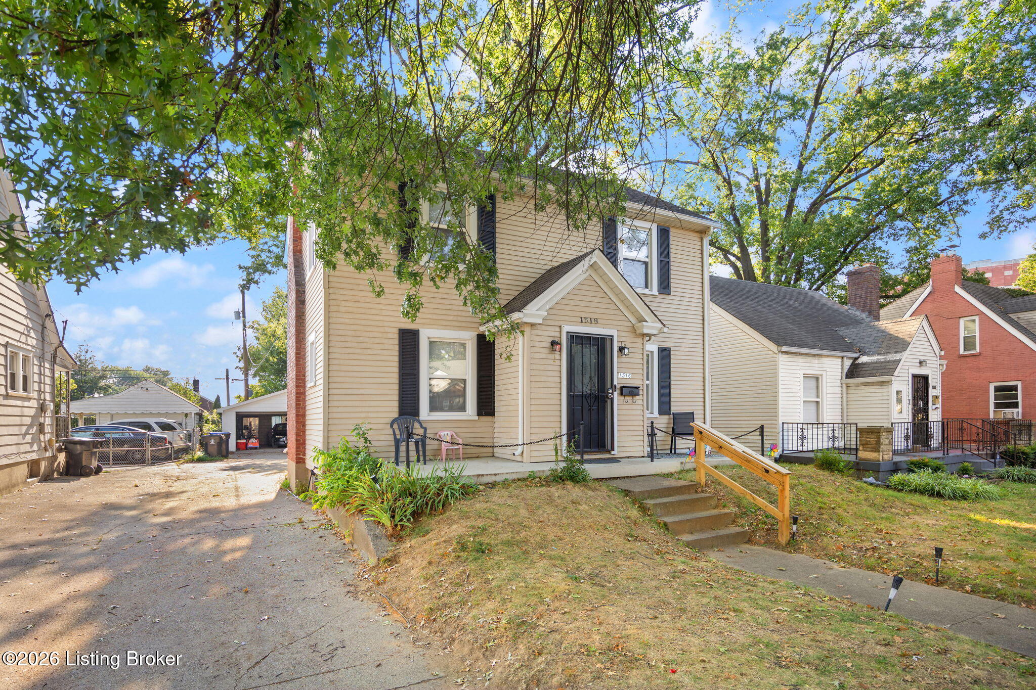 1516 Larchmont Ave