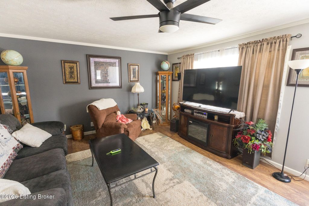 Photo of 10008 Donau Ln, Louisville, KY 40272 (MLS # 1713515)