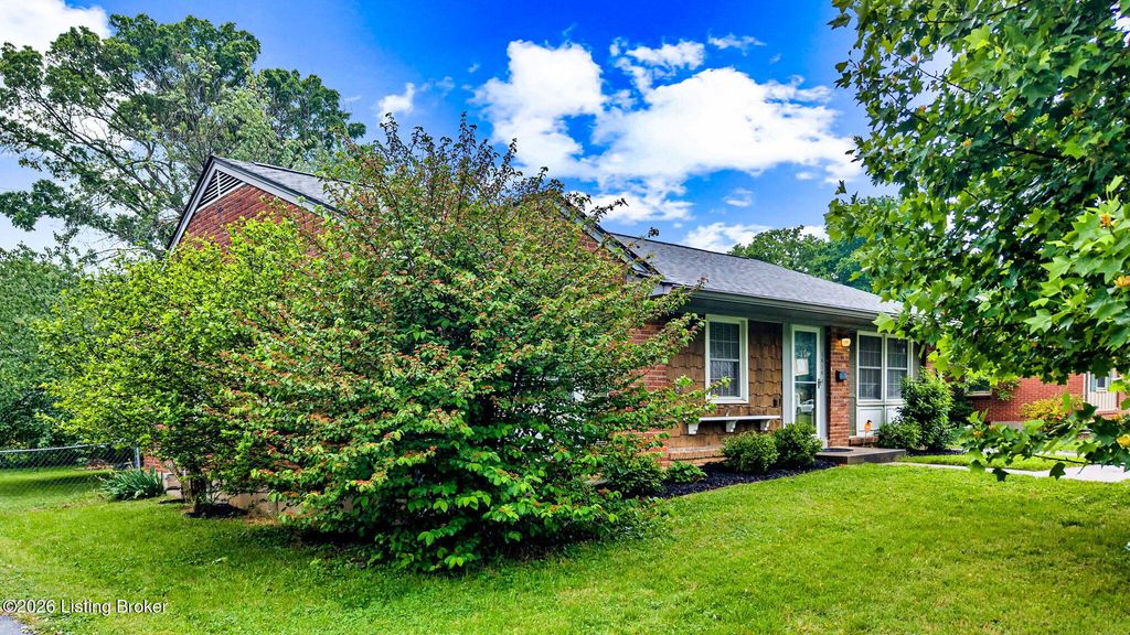 Photo of 1414 Carlimar Ln, Louisville, KY 40222 (MLS # 1716503)