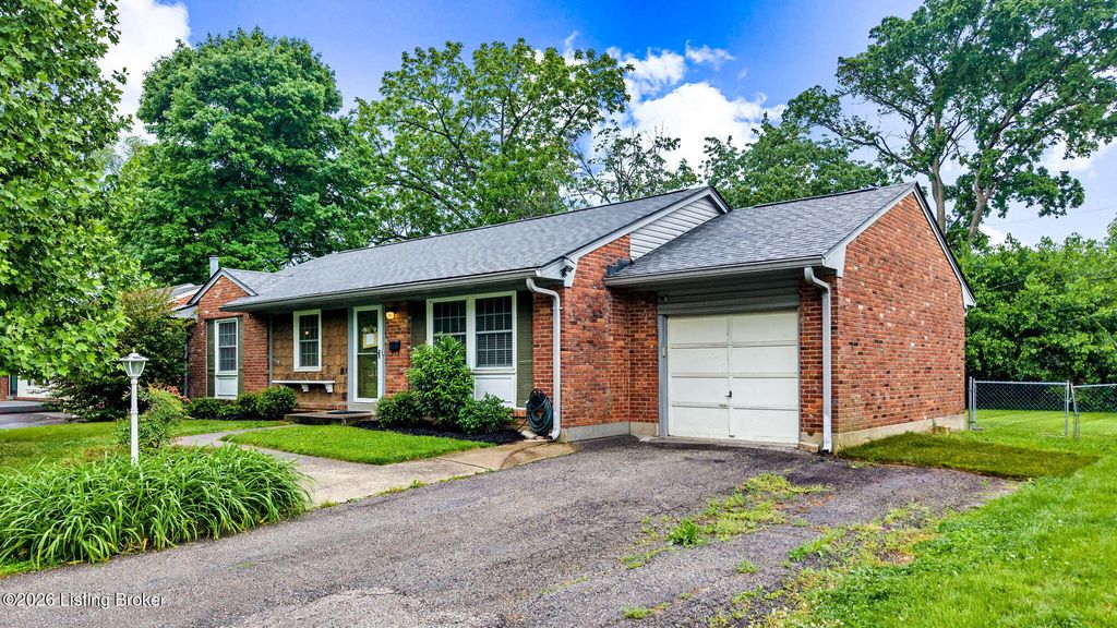 Photo of 1414 Carlimar Ln, Louisville, KY 40222 (MLS # 1716503)