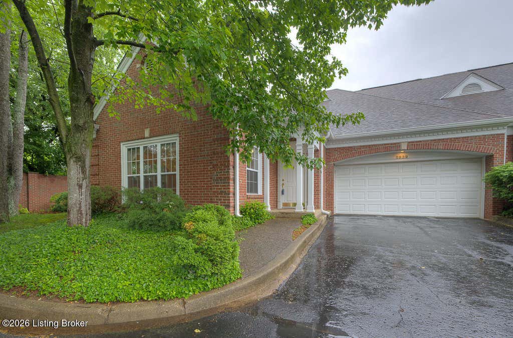 Photo of 5939 Ashwood Bluff Dr, Louisville, KY 40207 (MLS # 1726521)