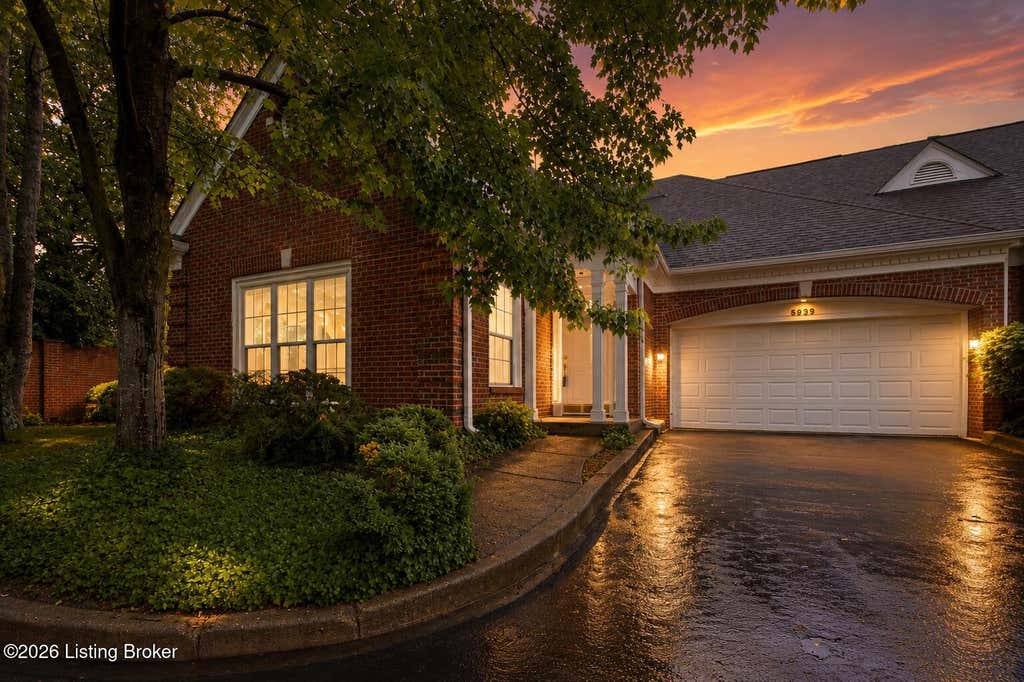 Photo of 5939 Ashwood Bluff Dr, Louisville, KY 40207 (MLS # 1726521)