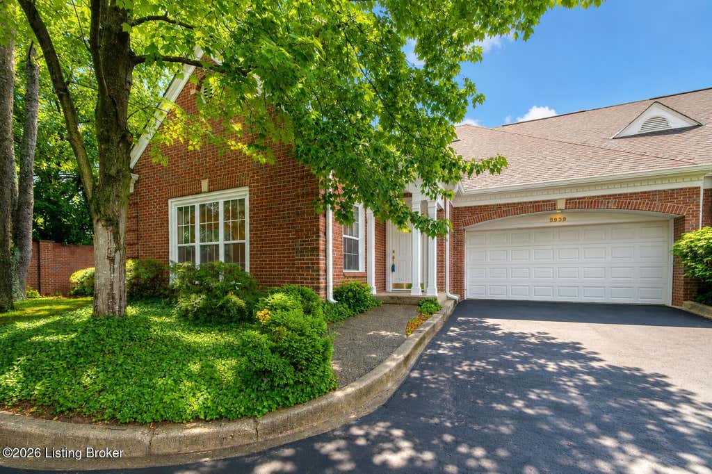 Photo of 5939 Ashwood Bluff Dr, Louisville, KY 40207 (MLS # 1726521)