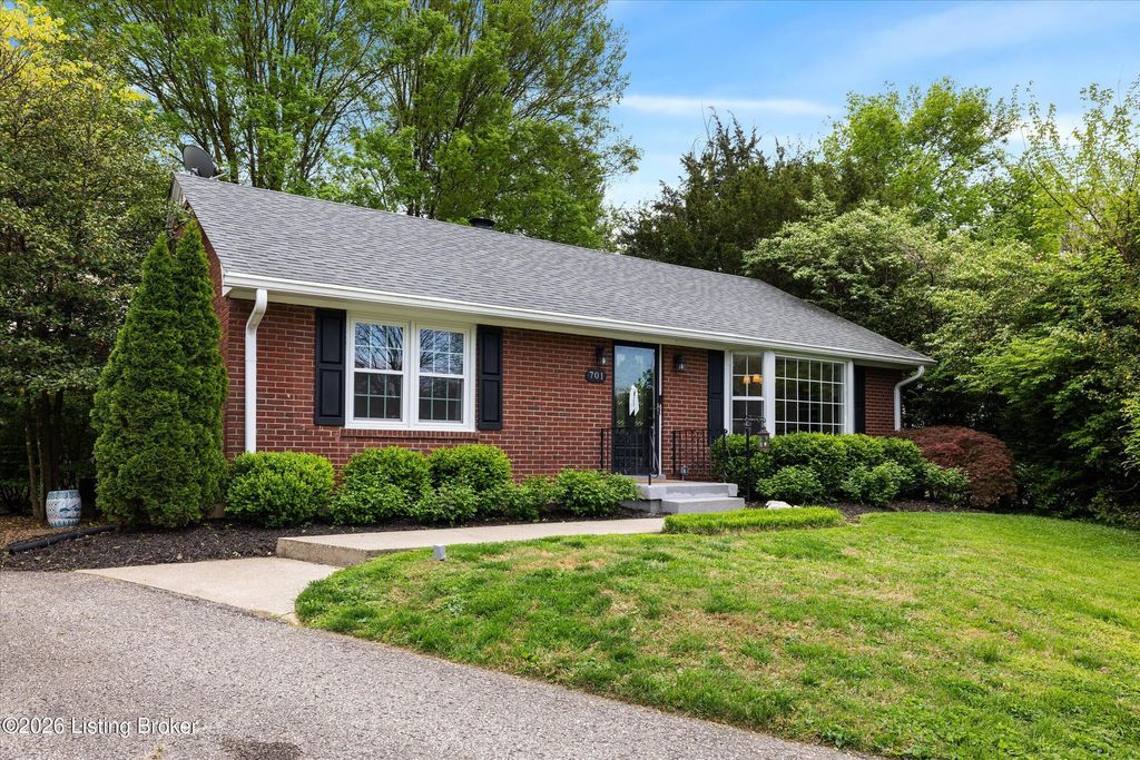 Photo of 701 Victoria Pl, Louisville, KY 40207 (MLS # 1714489)