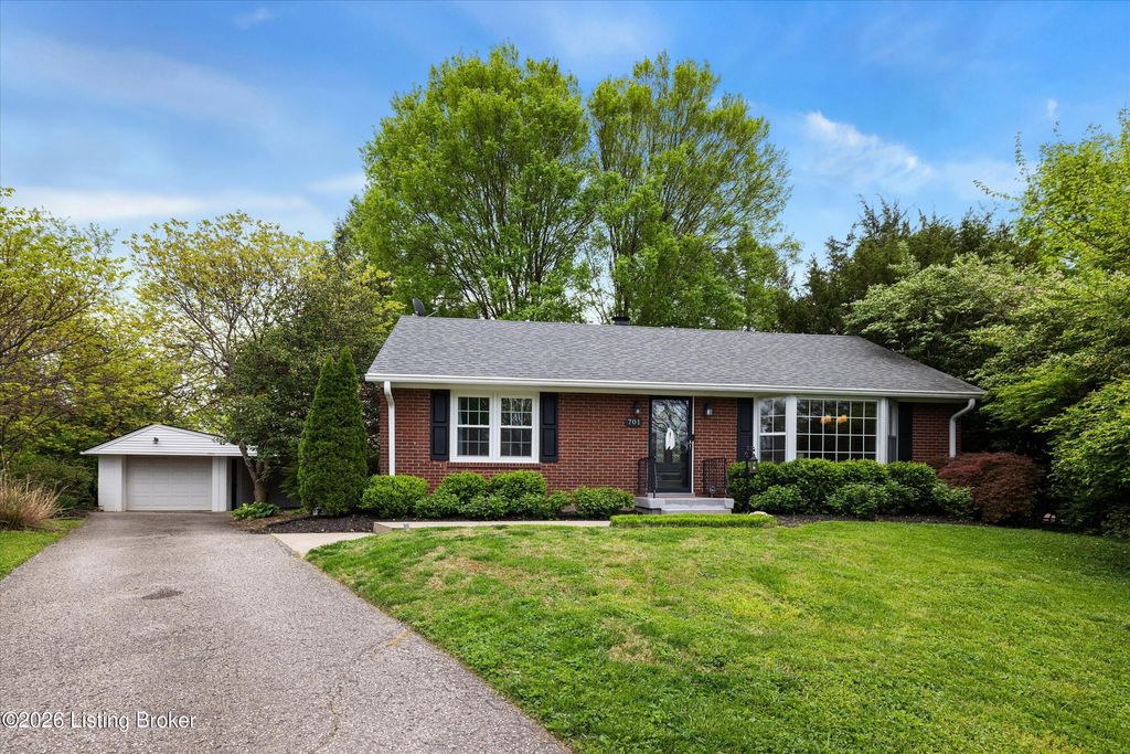 Photo of 701 Victoria Pl, Louisville, KY 40207 (MLS # 1714489)