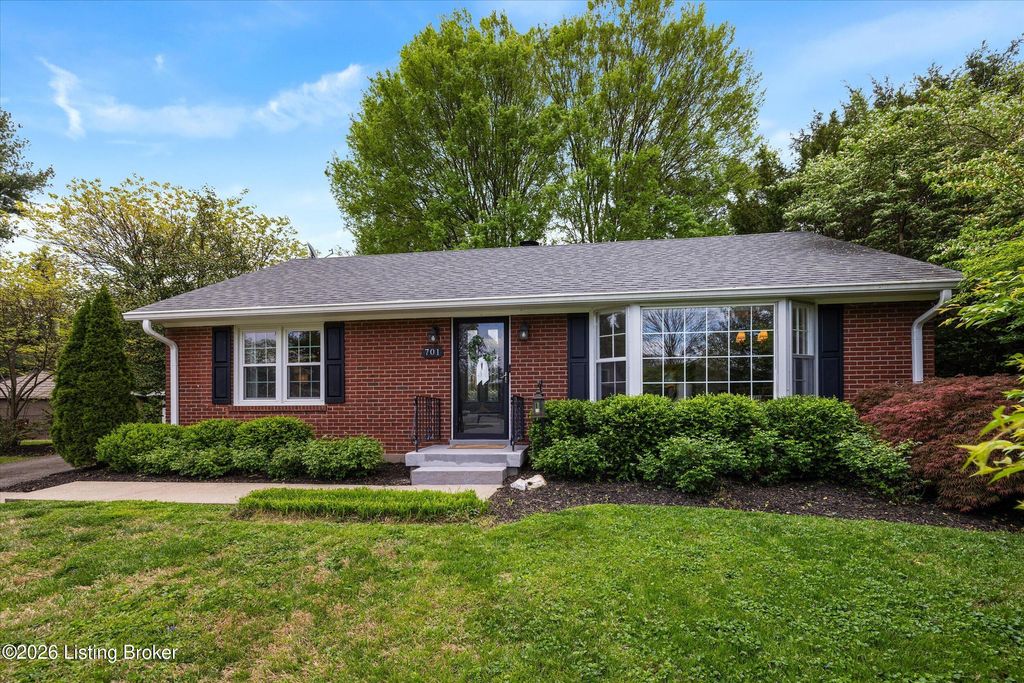 Photo of 701 Victoria Pl, Louisville, KY 40207 (MLS # 1714489)