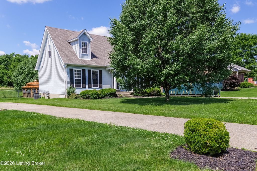 Photo of 13009 Lavenia Ln, Louisville, KY 40272 (MLS # 1707385)