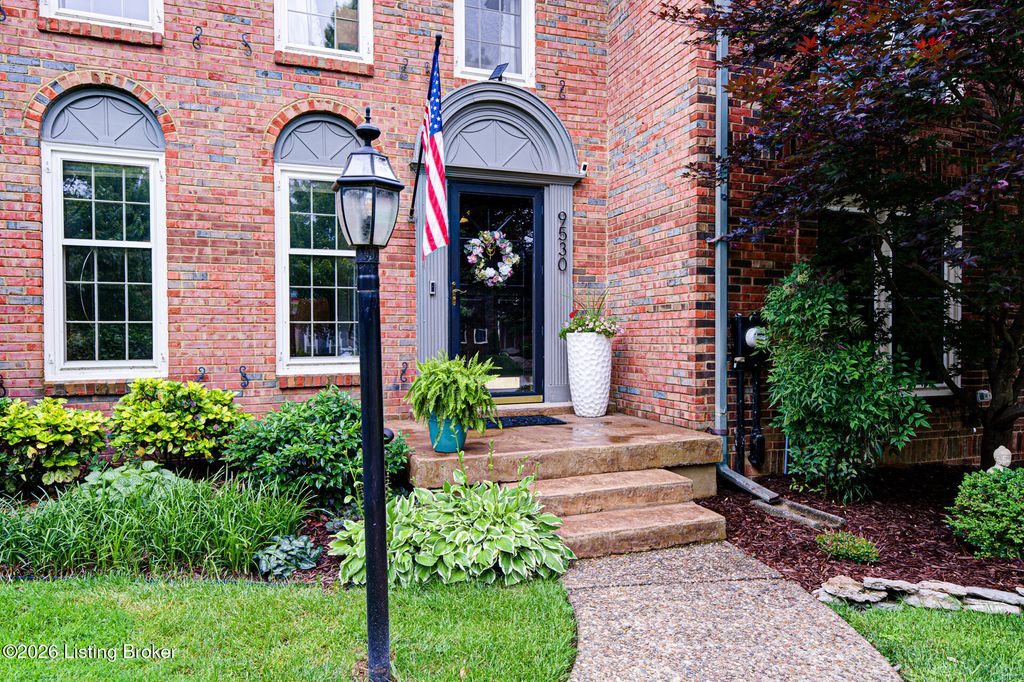 Photo of 9530 Wessex Pl, Louisville, KY 40222 (MLS # 1718446)