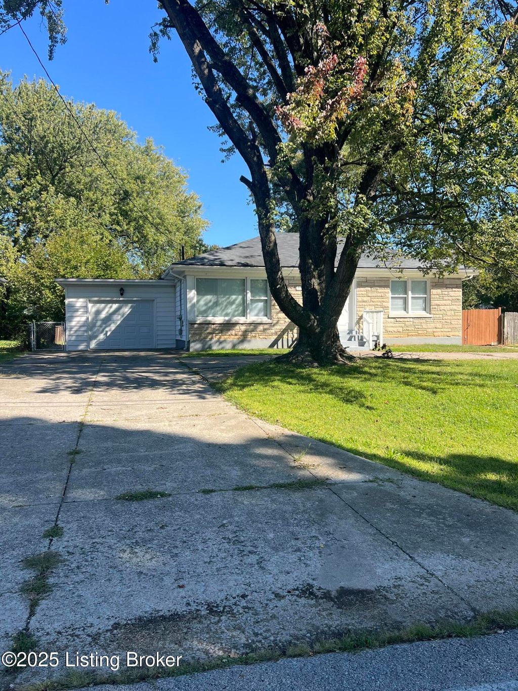 Photo of 2231 Peaslee Rd, Louisville, KY 40216 (MLS # 1709062)