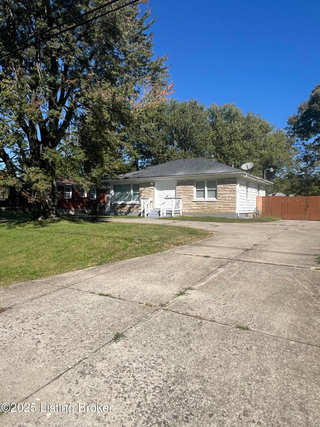 Photo of 2231 Peaslee Rd, Louisville, KY 40216 (MLS # 1709062)