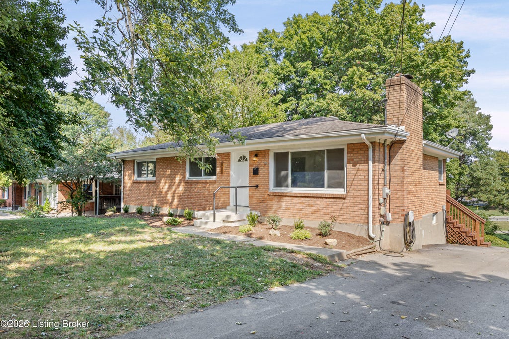 Photo of 5913 Colebrooke Ln, Louisville, KY 40219 (MLS # 1729548)