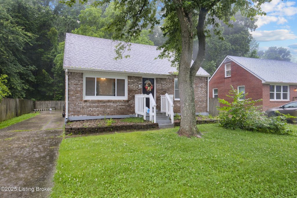 Photo of 8808 Willowcreek Dr, Louisville, KY 40219 (MLS # 1707975)