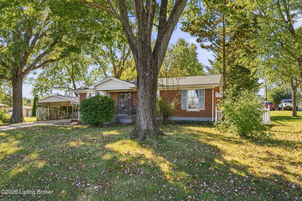 Photo of 5504 Nally Ct, Louisville, KY 40216 (MLS # 1732433)