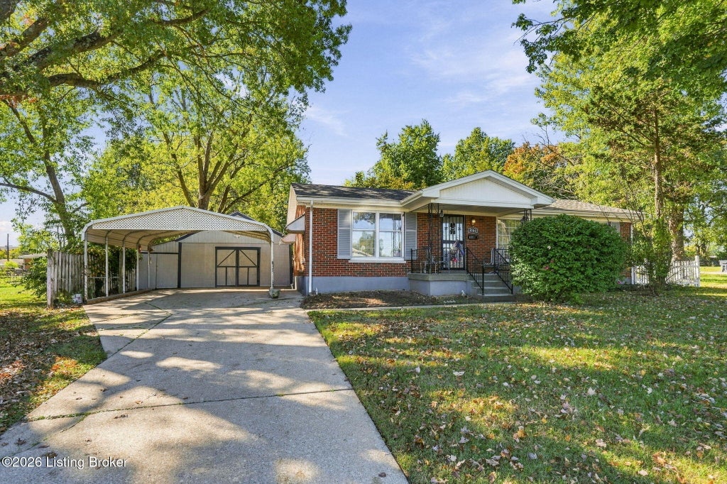 Photo of 5504 Nally Ct, Louisville, KY 40216 (MLS # 1732433)