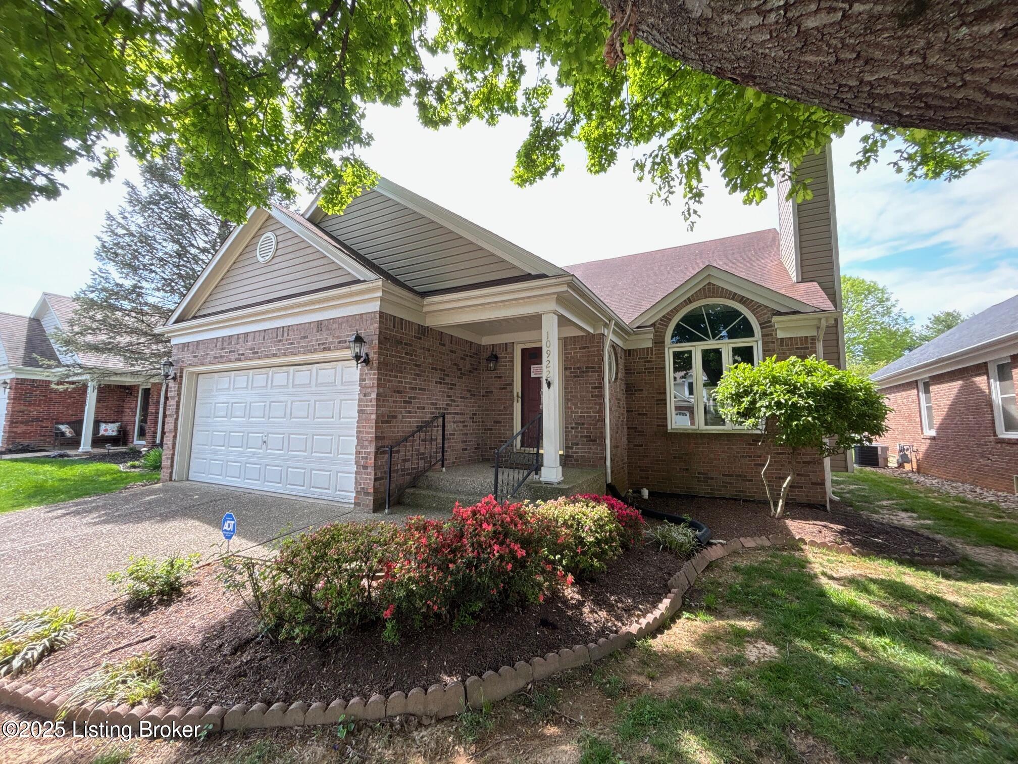 10922 Fairway Pointe Dr, Louisville, Pennsylvania image 1