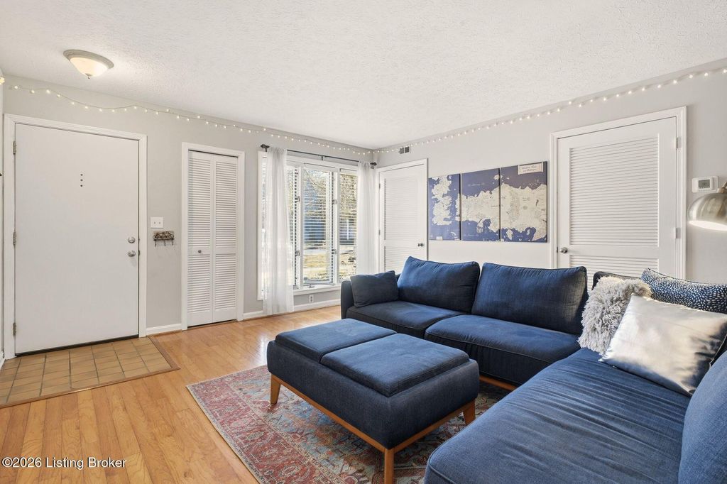 Photo of 417 Ledgeview Park Dr, Louisville, KY 40206 (MLS # 1708271)