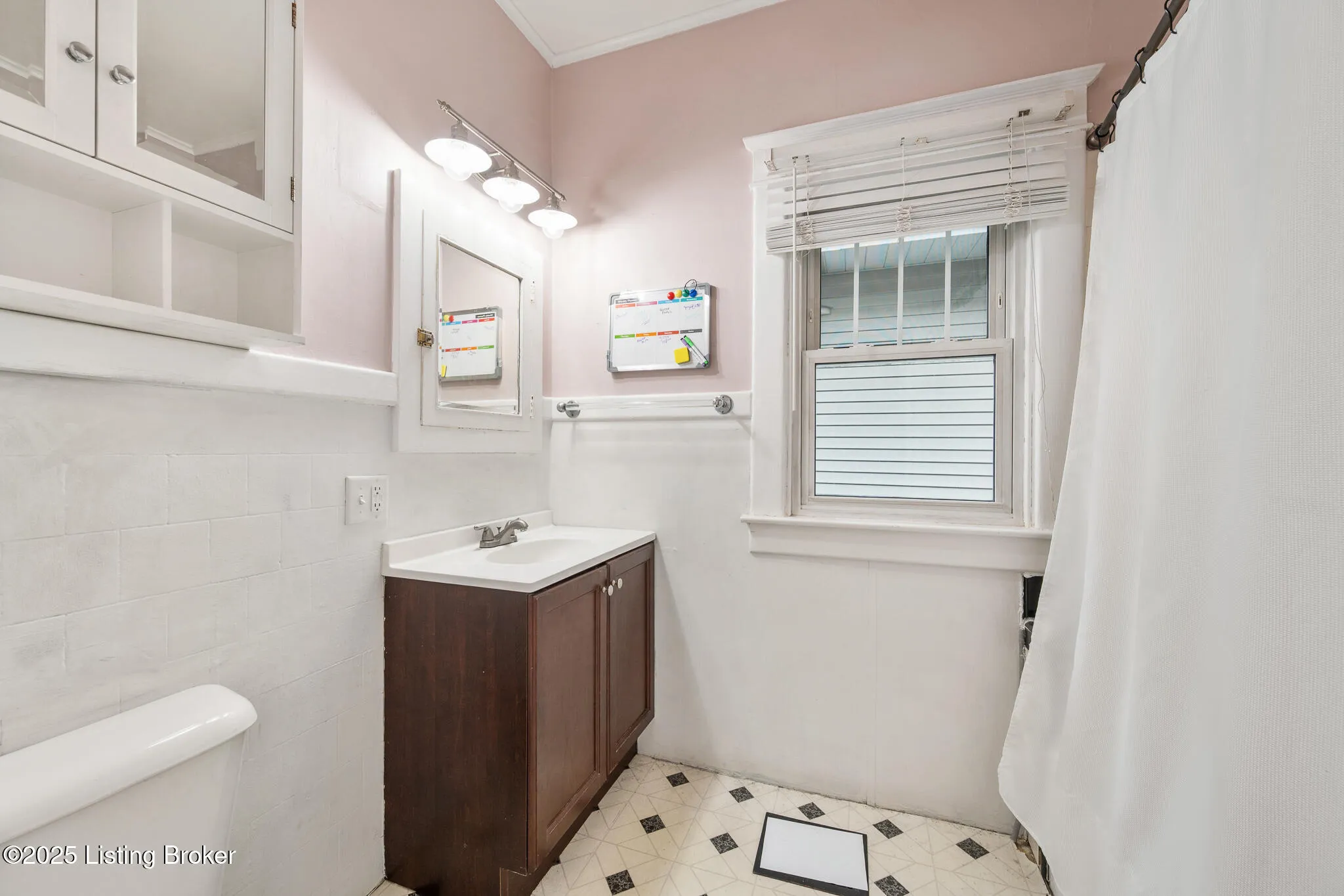 Louisville, Kentucky 40205, United States, 3 Bedrooms Bedrooms, ,1 BathroomBathrooms,Residential,Active,205082