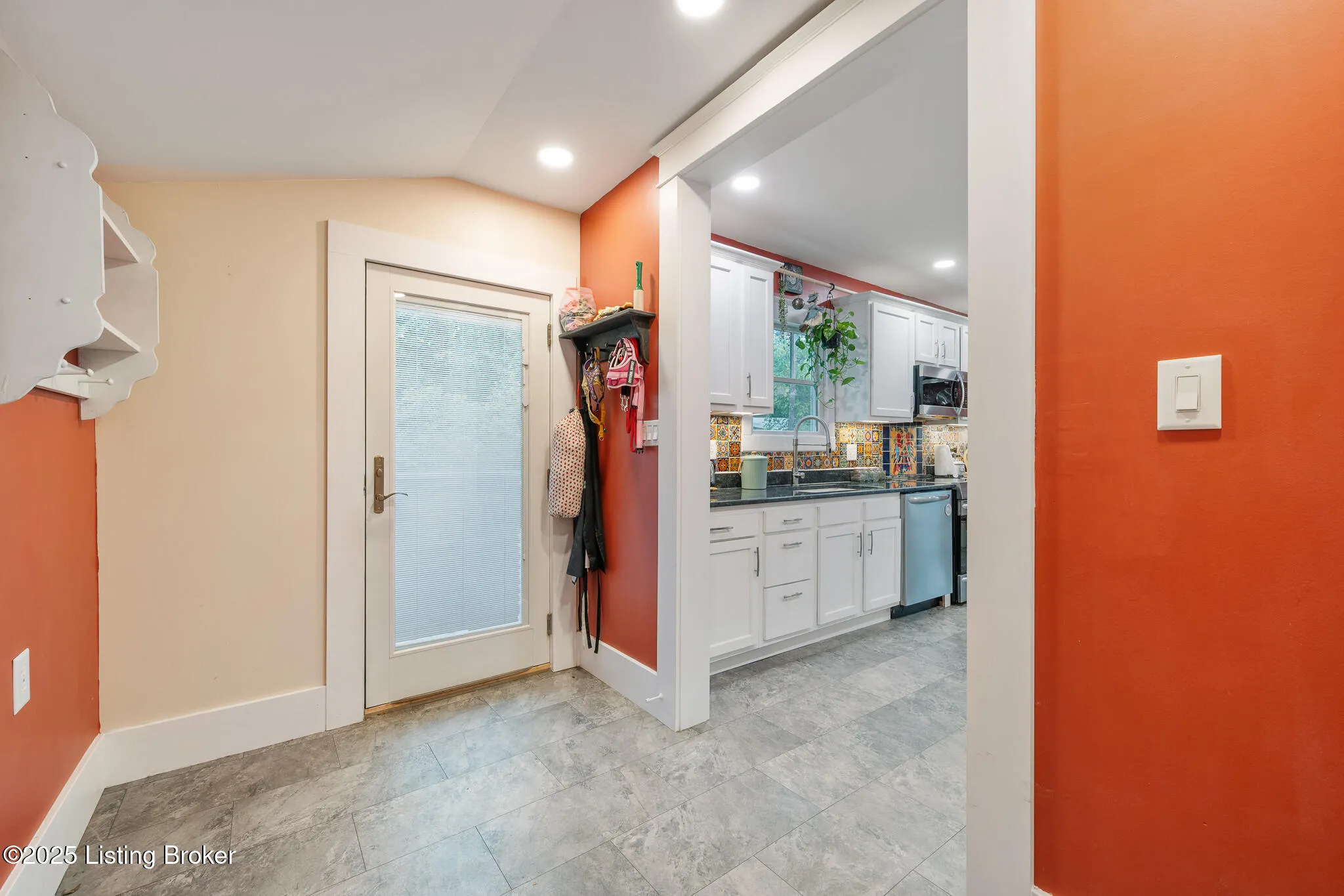 Louisville, Kentucky 40205, United States, 3 Bedrooms Bedrooms, ,1 BathroomBathrooms,Residential,Active,205082