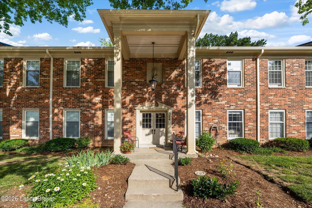 Photo of 324 Stonehenge Dr #APT 102, Louisville, KY 40207 (MLS # 1722164)