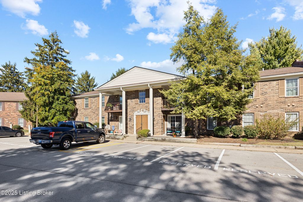 Photo of 304 Logsdon Ct, Douglass Hills, KY 40243 (MLS # 1701843)