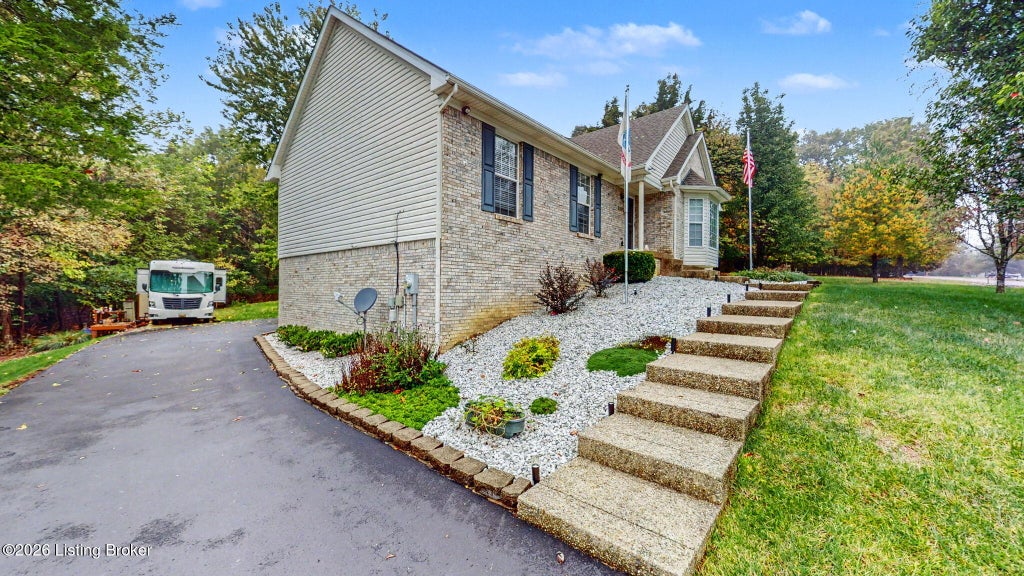 Photo of 3002 Log Cabin Ct, Crestwood, KY 40014 (MLS # 1732162)