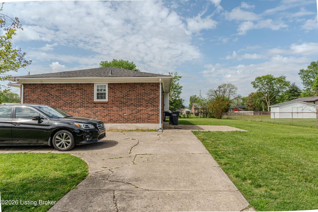 Photo of 416 Rogers Ave, Louisville, KY 40229 (MLS # 1715490)