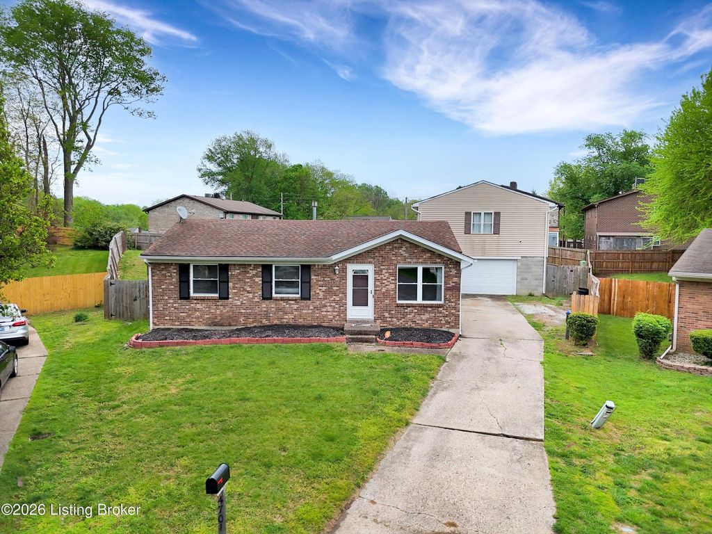 Photo of 4701 John Law Ct, Louisville, KY 40272 (MLS # 1714311)