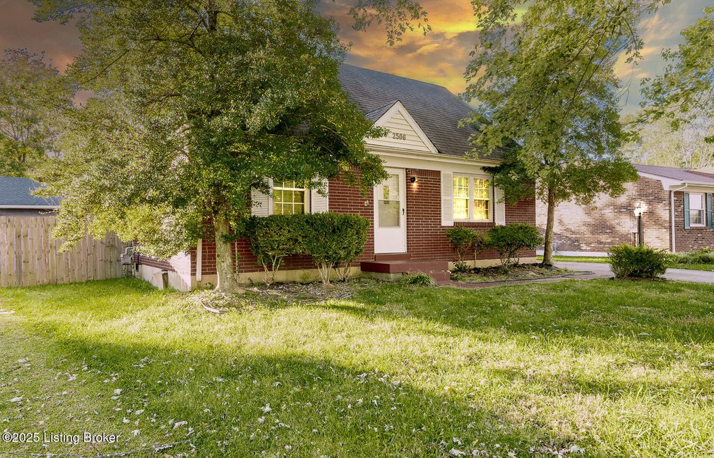Photo of 2506 Tavistock Ct, Louisville, KY 40272 (MLS # 1701598)