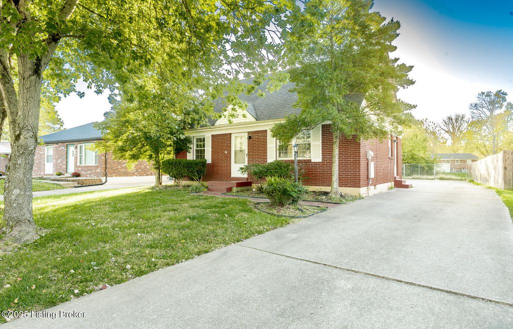Photo of 2506 Tavistock Ct, Louisville, KY 40272 (MLS # 1701598)
