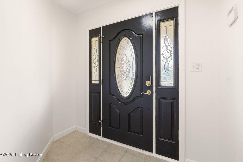 Photo of 4402 Stone Wynde Dr, Louisville, KY 40272 (MLS # 1706624)