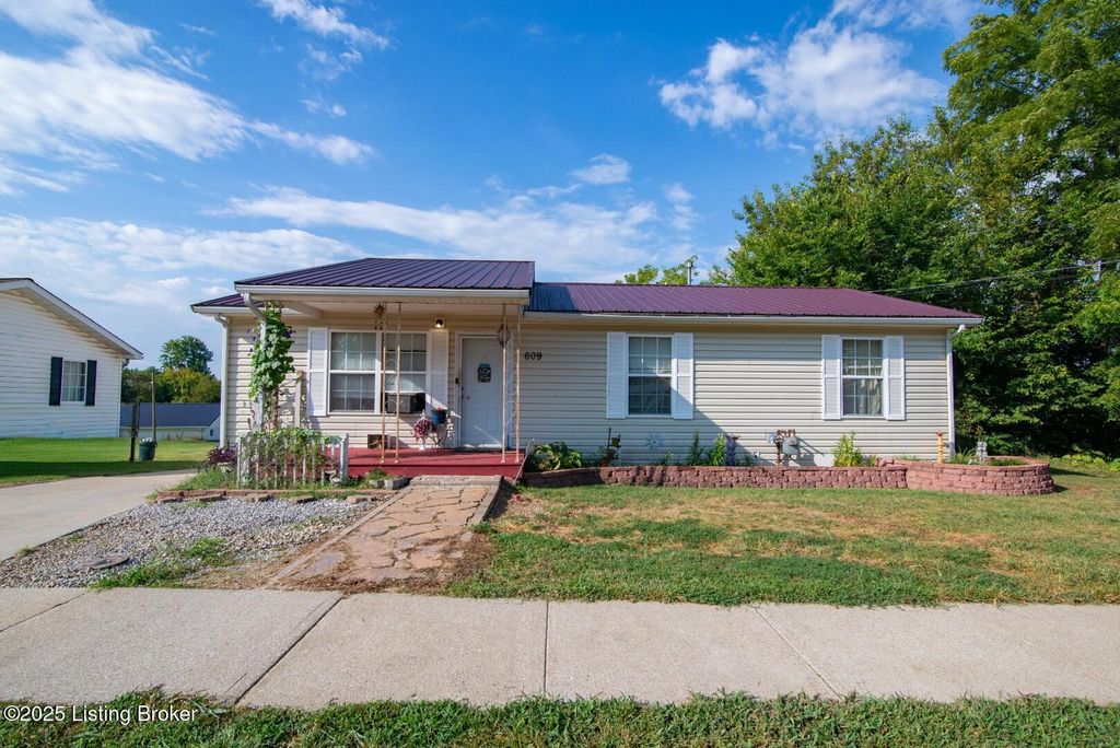 Photo of 609 Moore Dr, Elizabethtown, KY 42701 (MLS # 1710115)